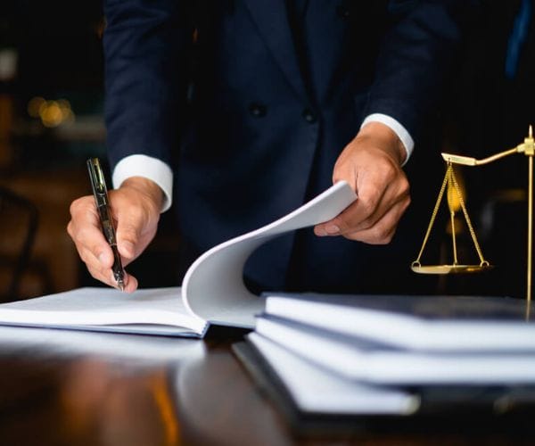 محامي متخصص في قضايا العمال