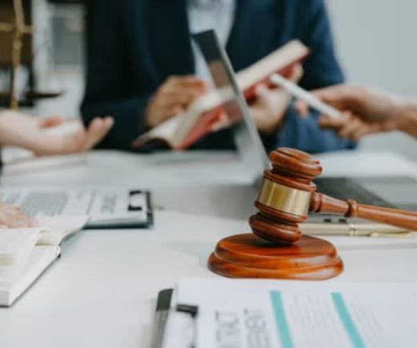 محامي متخصص في قضايا العمال