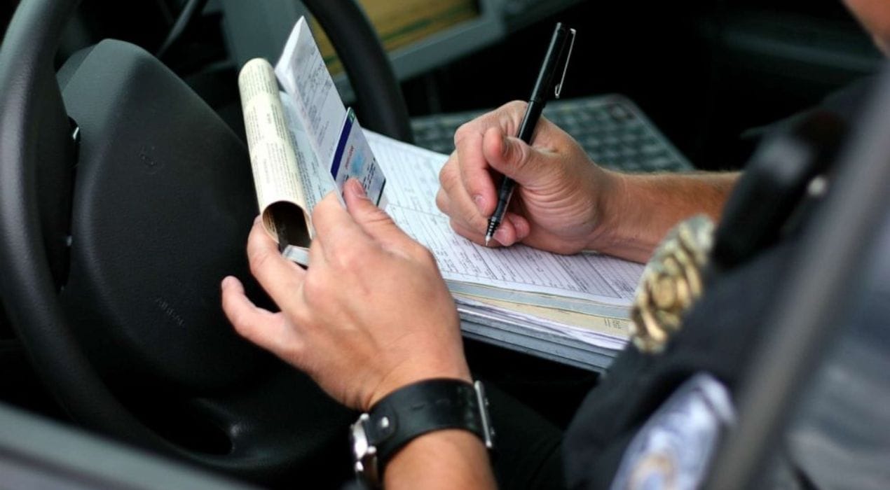 كم مخالفة عدم حمل رخصة